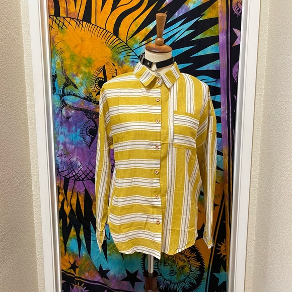 π Lovely modern striped button top - Picture 2 of 11